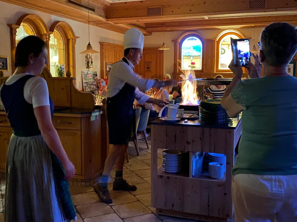 Kulinarische Überraschung: Flambieren im Hotel Alpenland