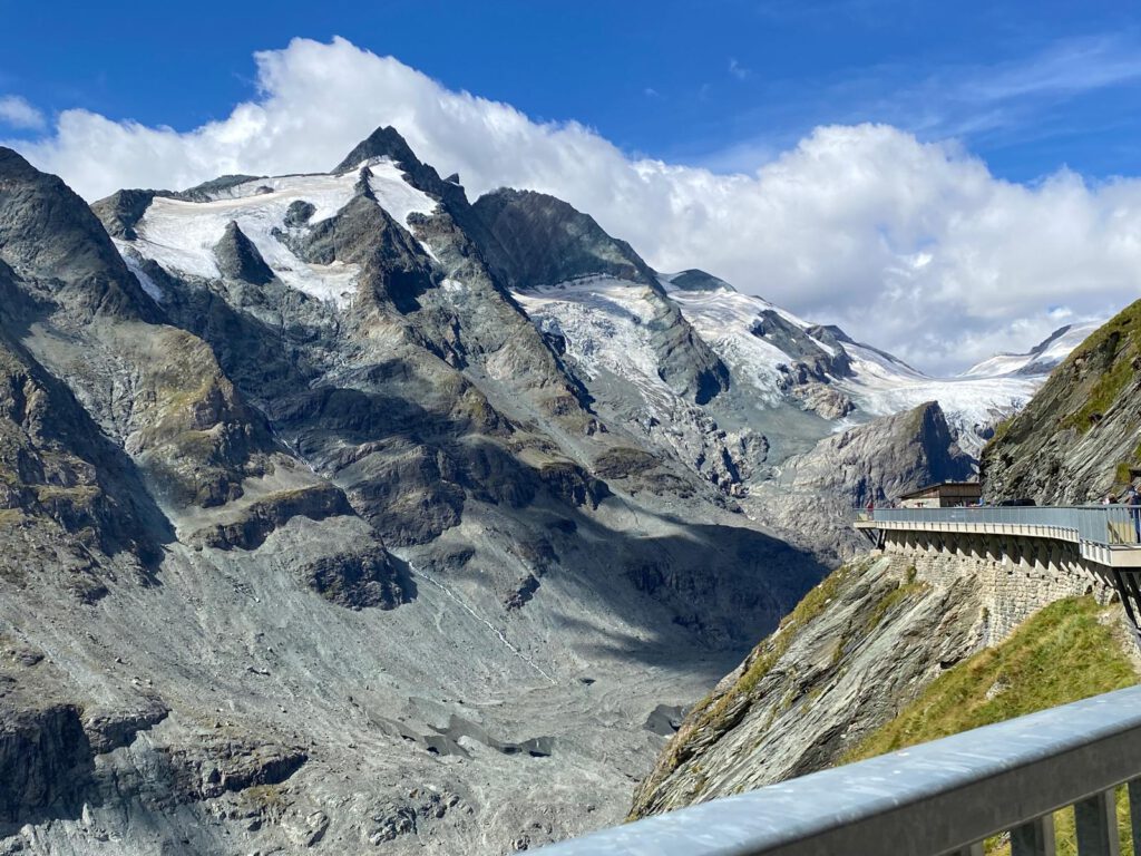 Der Großglockner (3.798 m) mit der Pasterze