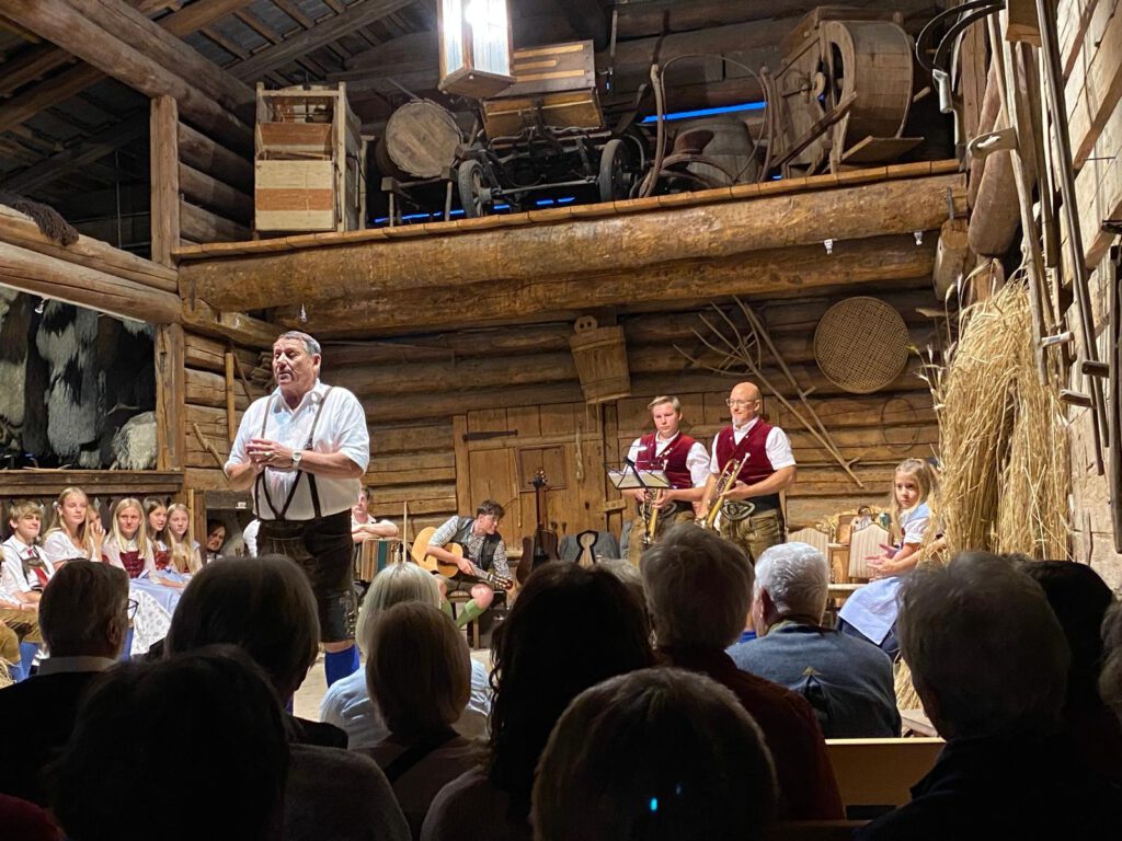 Heimatabend mit Volksmusik und Trachten