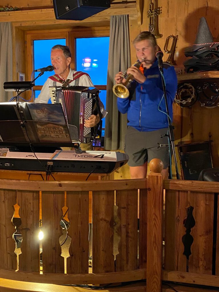 Zünftige Musik beim Hüttenabend